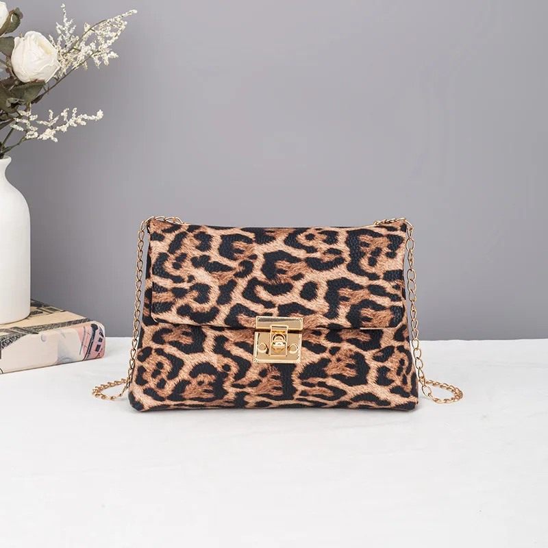 2025 Winter Personalized Bag For Female Niche Design Retro Single Shoulder Crossbody Bag Western Chain Bag Casual Small Square B