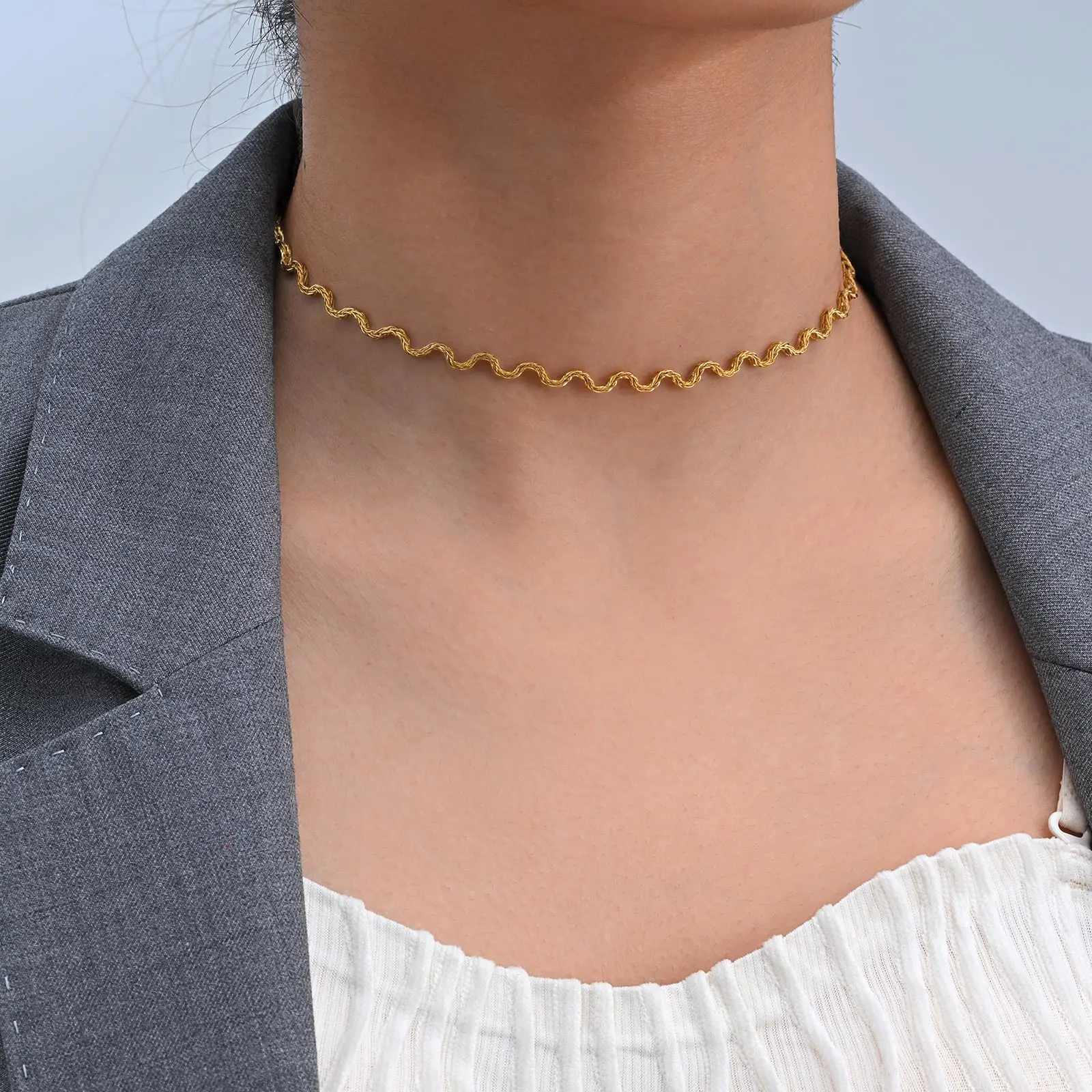 Schicke Wellenkette aus Edelstahl für Damen, hochwertige vergoldete Halskette, modisches wasserdichtes Schmuckgeschenk – Detail 3