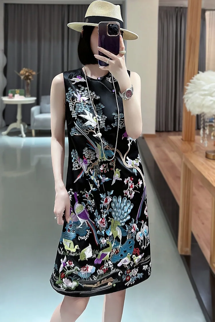 

Trends Dress New Year Chinese Lady Embroidery Acetate Cheongsam