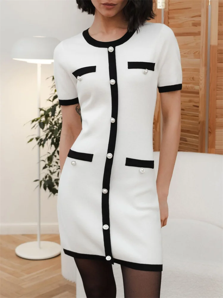 

Женское трикотажное мини-платье с коротким рукавом и карманами