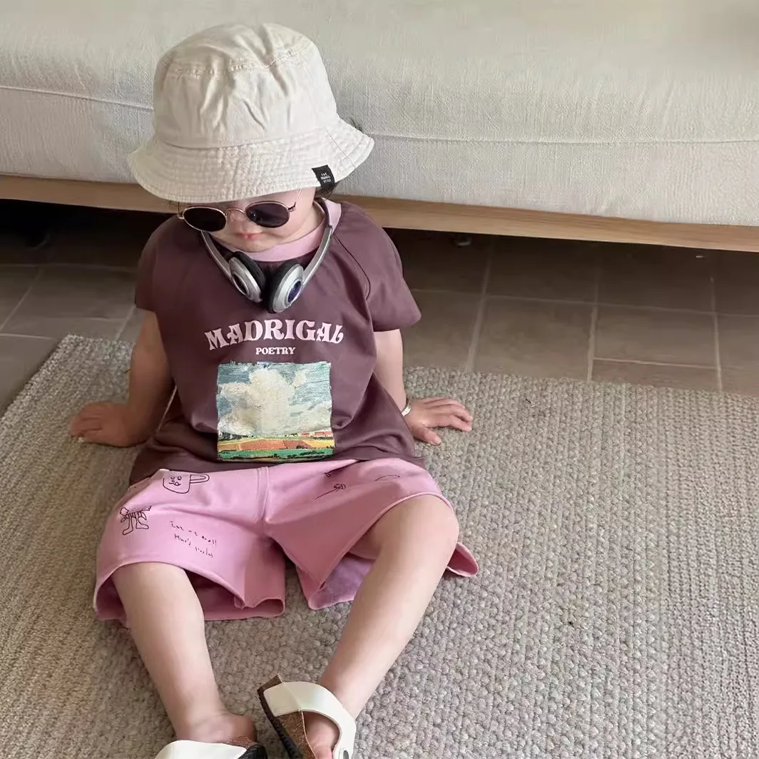 

Детская одежда, хлопковый свободный Индивидуальный комплект, новинка 2024, Корейская Летняя мода, повседневные шорты с принтом и коротким рукавом, комплект из двух предметов