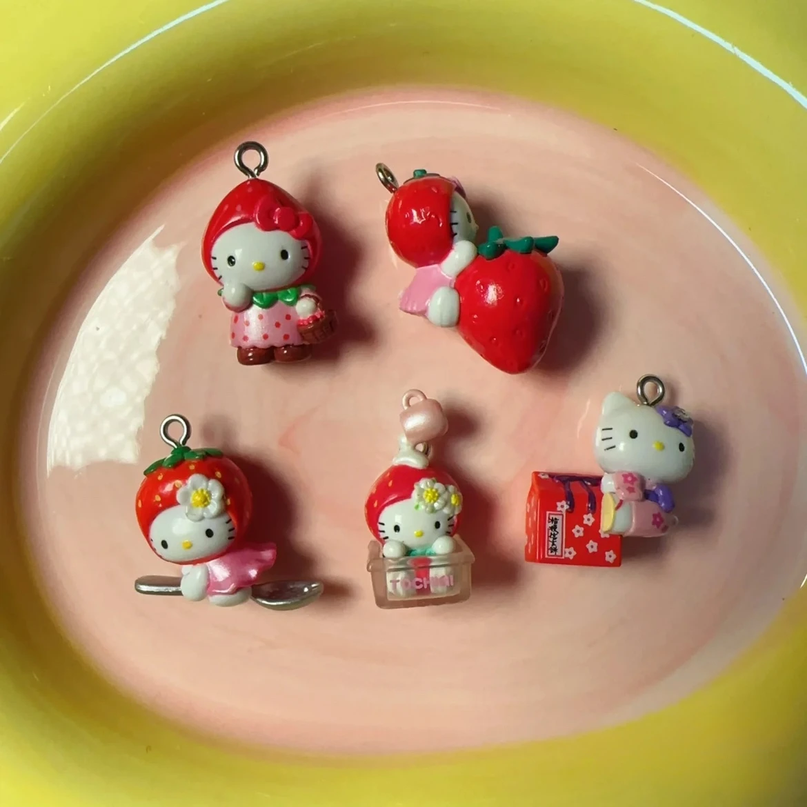 

Sanrio Kawaii Strawberry Hello Kitty Doll Key Chain Cute Angel Pendant Pendant Children's Bag Accessories Toy Pendant Kid Gifts