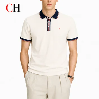 Polo a maniche corte da uomo CH con risvolto a righe multiple, ricamo rosso piccolo sul petto sinistro, stile Old Money, lusso discreto, abbigliamento per vacanze al mare.