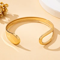 Un bracelet ouvert à la mode pour femmes, bracelet ouvert au design géométrique creux élégant et polyvalent, adapté à un usage quotidien 3