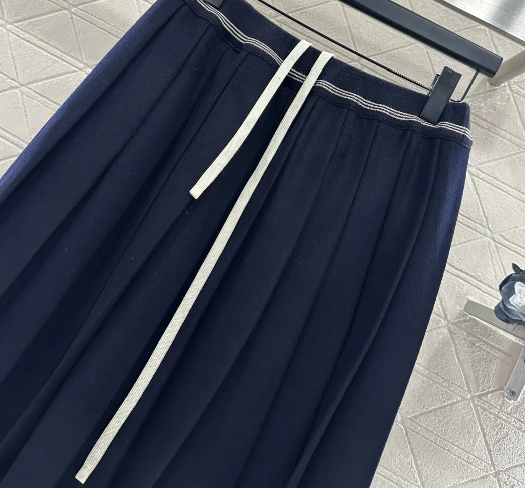 Early spring wool pleated skirt material detail