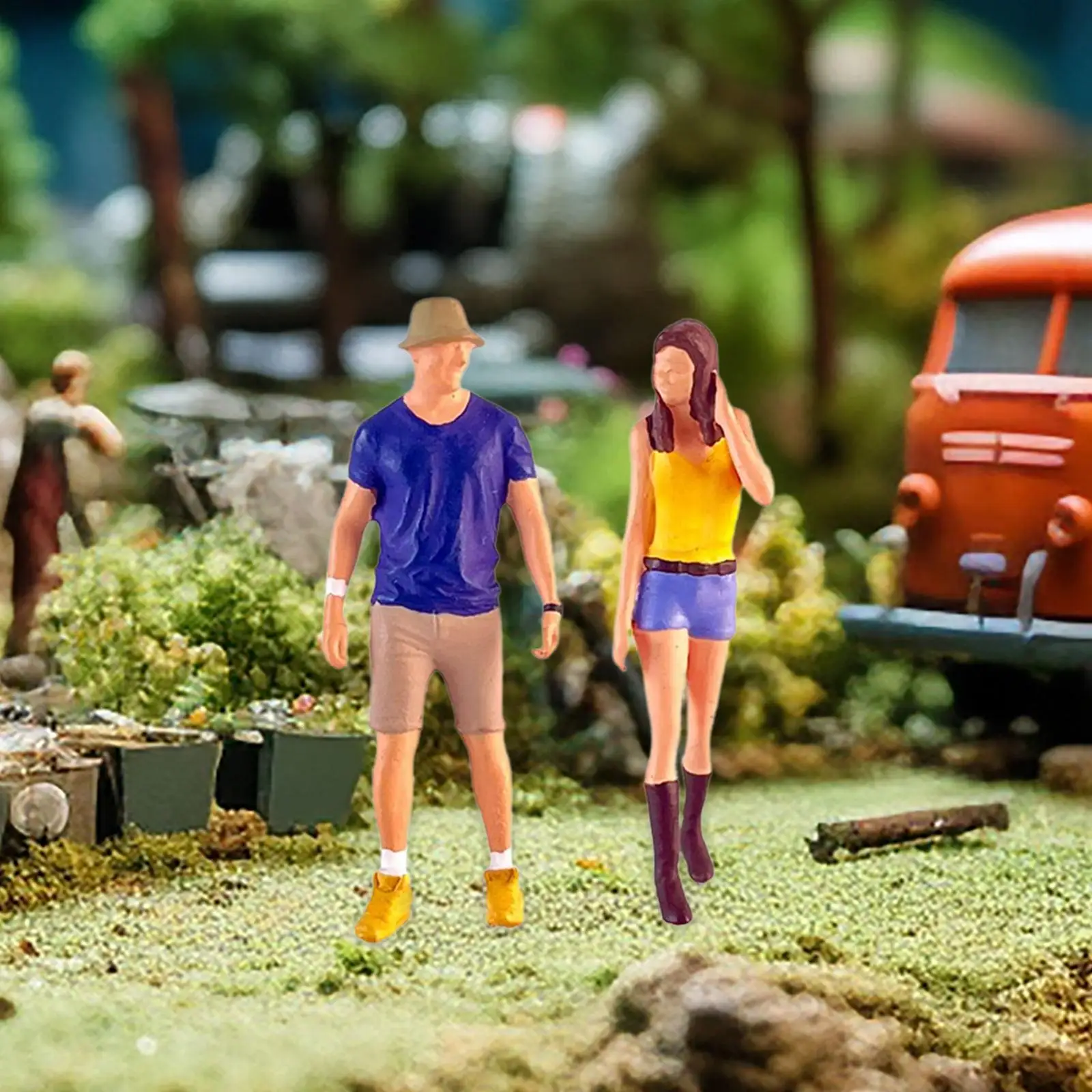 2Pcs 1/64 Boys and Girl Model Role Play Figure Couple Model for Micro Landscape Fairy Garden DIY Scene Train Station Layout