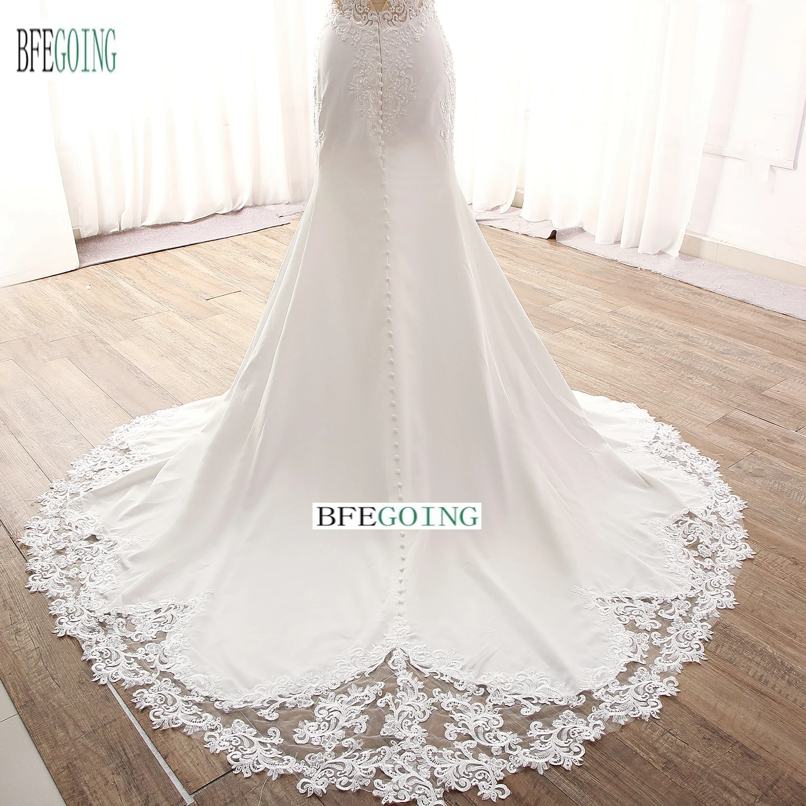 Luxurious Lace Appliques Beading Mermaid /Trumpet Wedding Dresses Chapel Train Custom Made Floor-Length V-Neck Spaghetti Straps