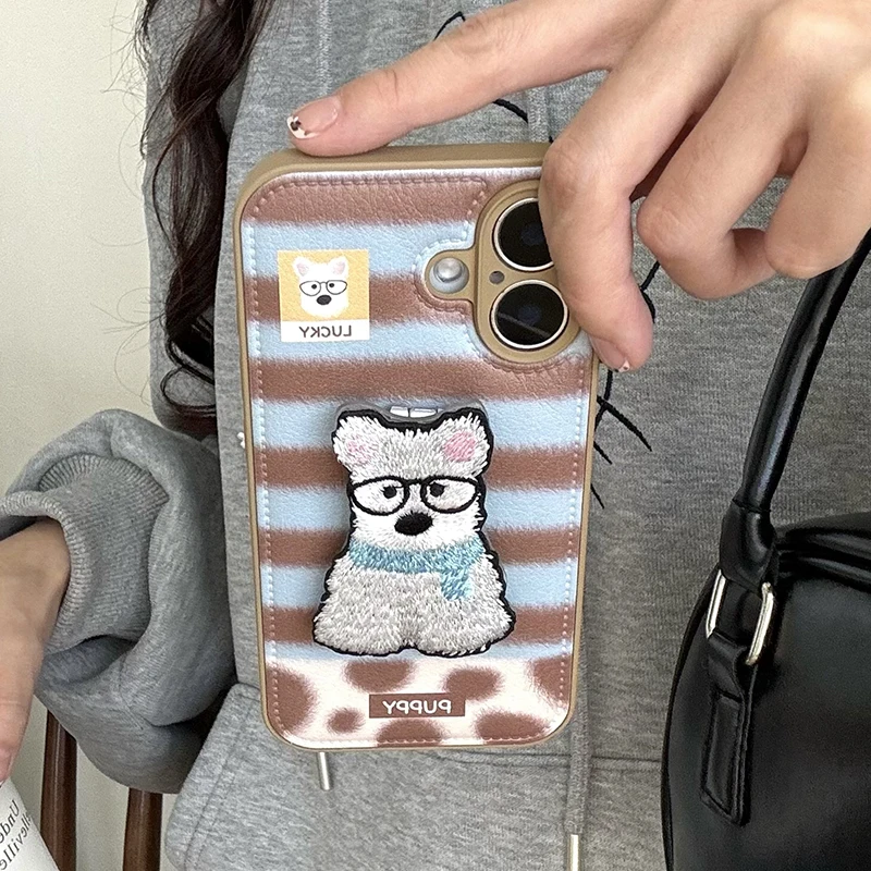Fashion White Embroidered Dog Puppy Bracket Phone Case For iPhone 16 Pro Max 15 13 14 Leather Drum Bag Cover With Holder
