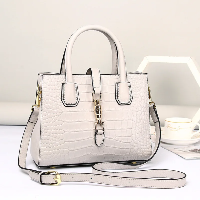 thumbnail image 1 of Bolso bandolera de mano de gran capacidad de cuero nuevo estilo retro europeo y estadounidense para mujer, 1 of 5