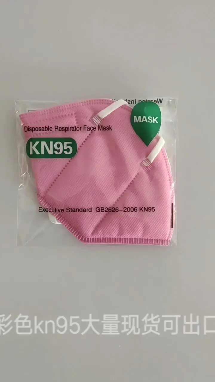 Personne portant un masque de protection respiratoire rose, ajusté sur le visage.