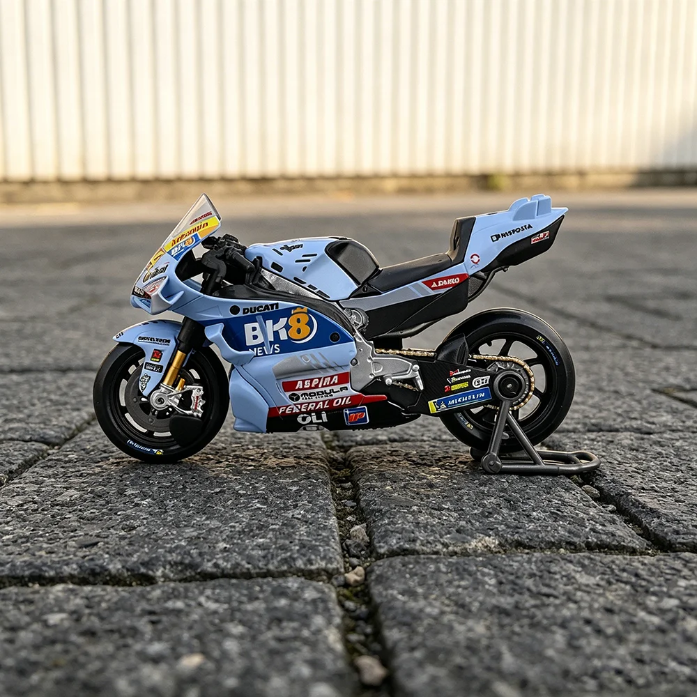 Die-Cast 1:18 Scale Racing Motorcycle Collectible Toy by Maisto