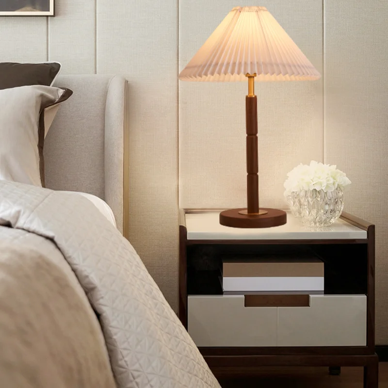 

European Retro Simple Nordic Wood Desk Lamp Bedroom Bedside LED Table Lamp Light Luxury Bedside Lamp Study Home Decor