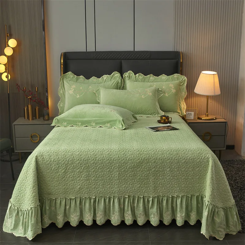 

AI WINSURE Thickened Velvet Bedspread Coverlet Quilted Soft Bed Sheet Embroidery Ruffle Skirt Queen King Size 3pcs Droppshipping