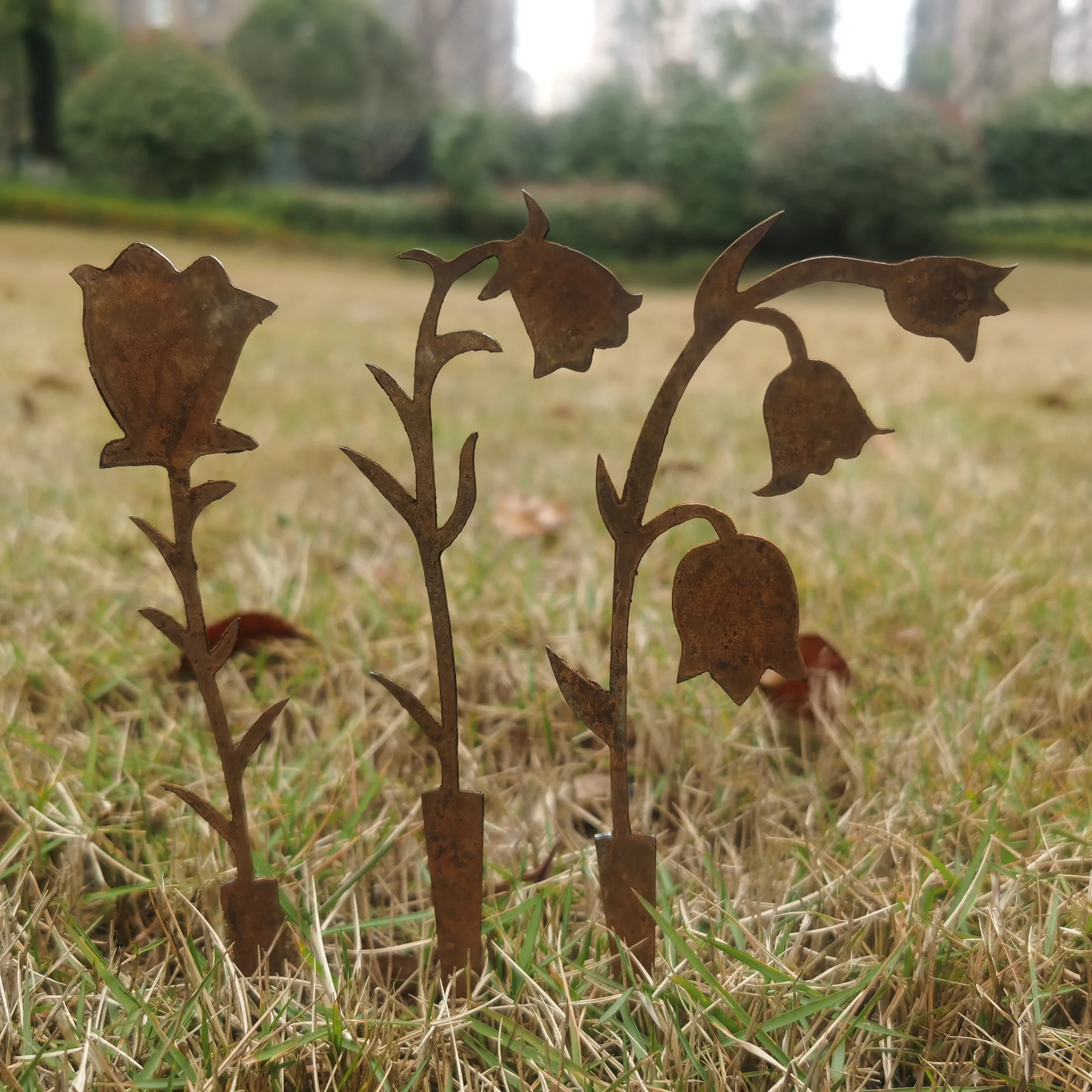 

3pcs Collection Of Rusty Bellflower Garden Decorations, Courtyard Ornaments, Flower Pots, And Iron Handicrafts For Mother's Day.