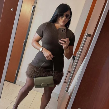 فستان شتوي قصير محبوك بلمسة فرو ناعمة — صورة 3