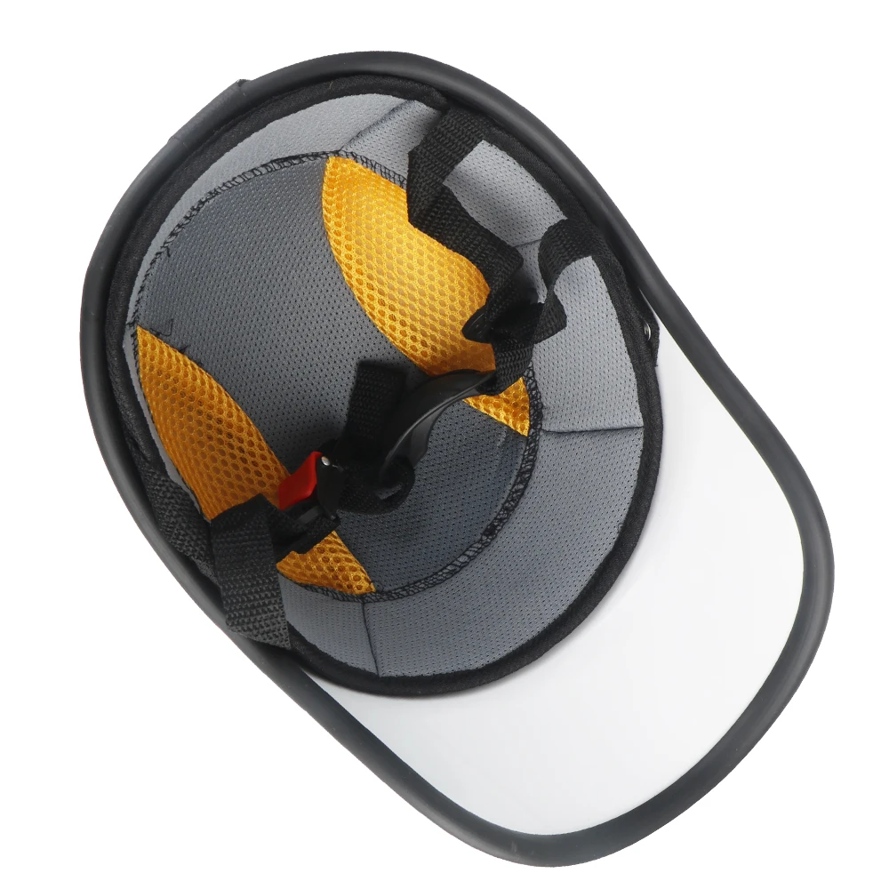 Vintage polovičná prilba namontovaná na motocykli