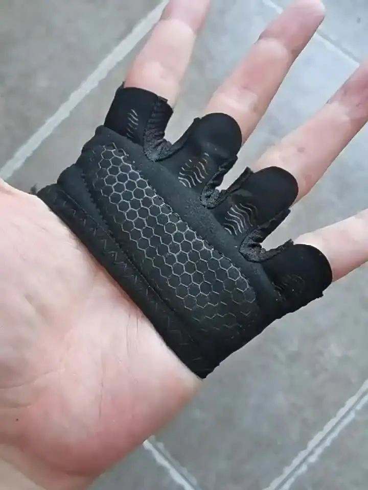 Guanti da allenamento per uomo e donna, ventilati, per sollevamento pesi, leggeri, traspiranti, con supporto per polso con rete elastica per fitness