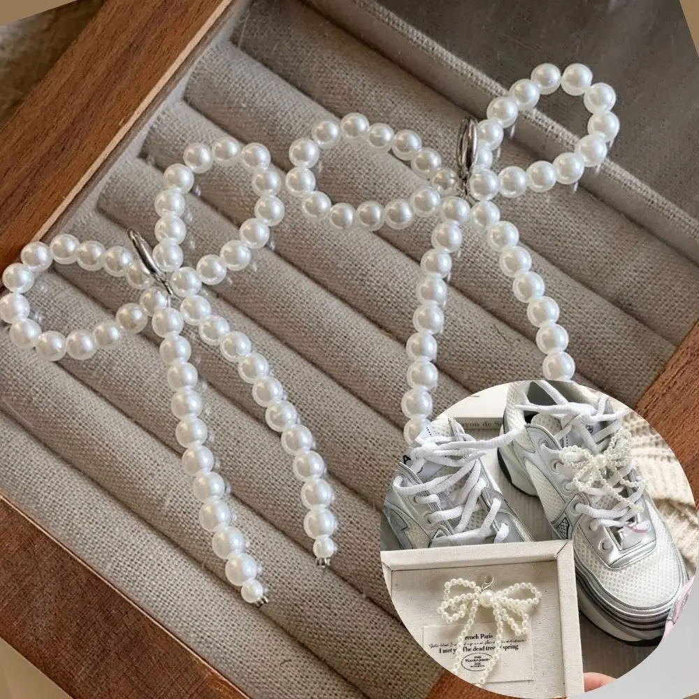 Handmade Pearl Bow Shaped Shoes Clip Delicate Beaded Pearl Sneakers Decorating Women Keychain Ornament Bowknot Shoe Charm 2024