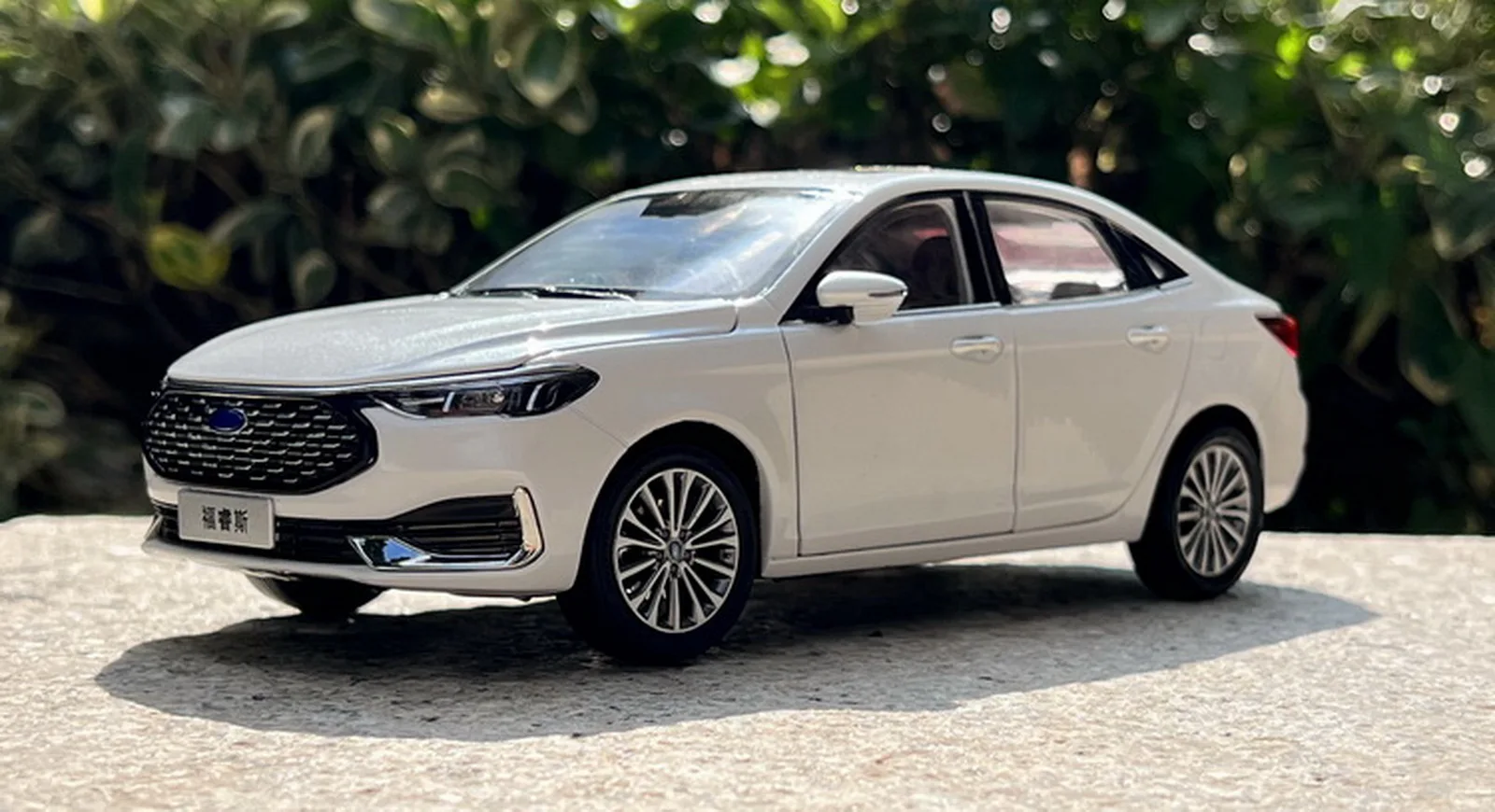 

Масштаб 1/18, Fd Escort 2022, белая литая модель автомобиля, коллекционная игрушка, подарок, перо