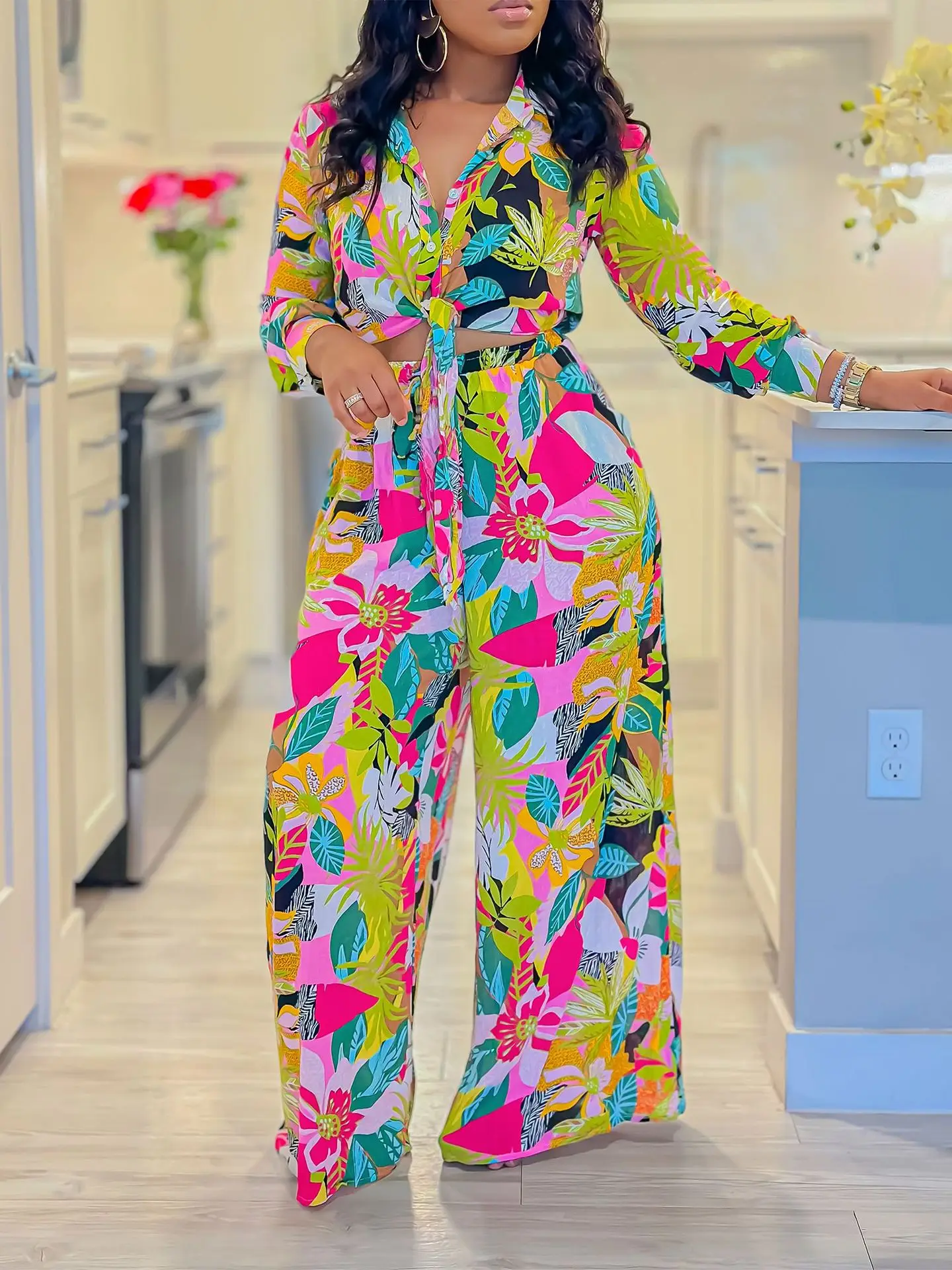 

Новинка 2024, модный костюм из двух предметов с принтом, рубашка на шнуровке с отложным воротником и брюки с широкими штанинами