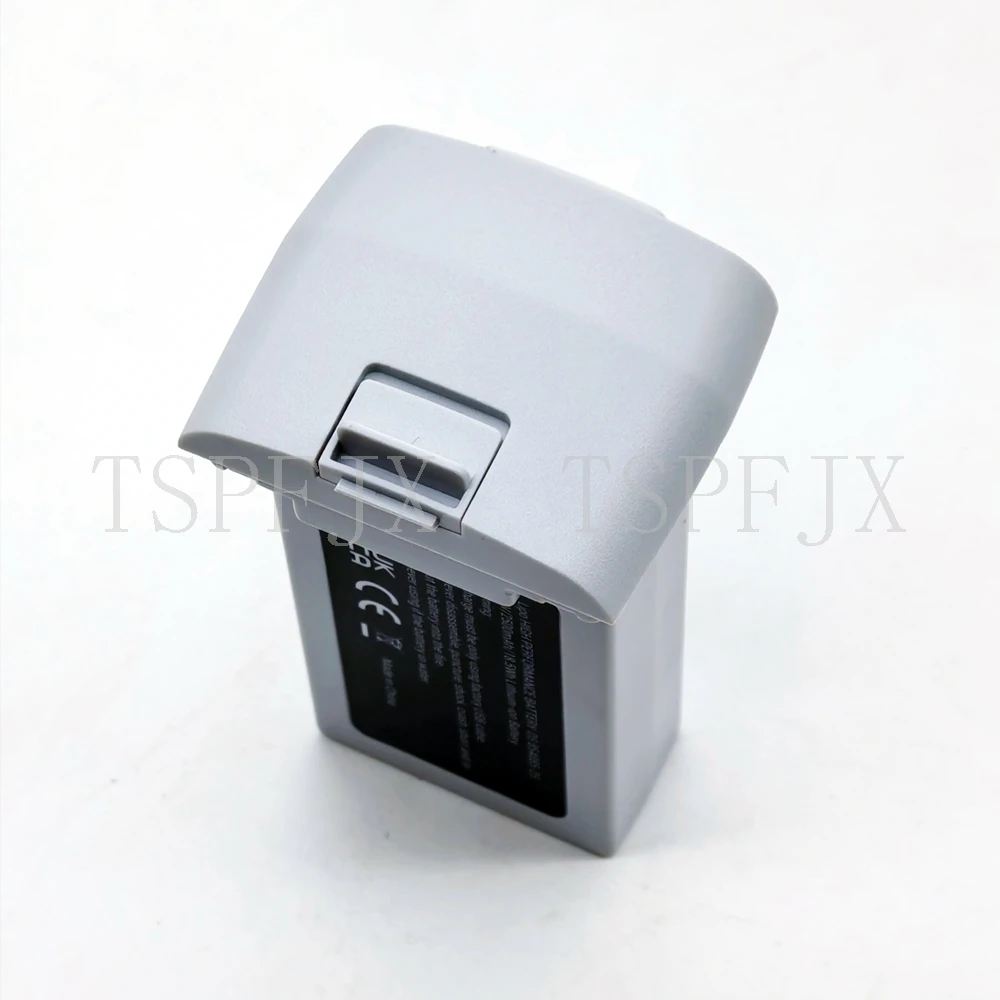 Batterie de rechange pour drone SJRC F5 F5S PRO, maintenue dans une main pour montrer sa taille compacte.
