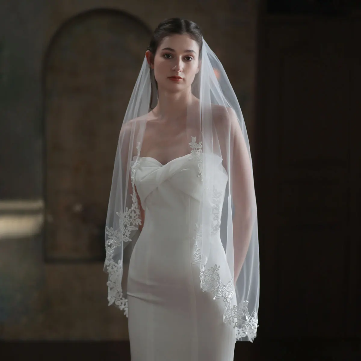 

Exquisite Bridal White Veil Plain Tulle Lace Appliqued Fingertip Bride Veil with Hair Comb Women Marriage Accessories V683