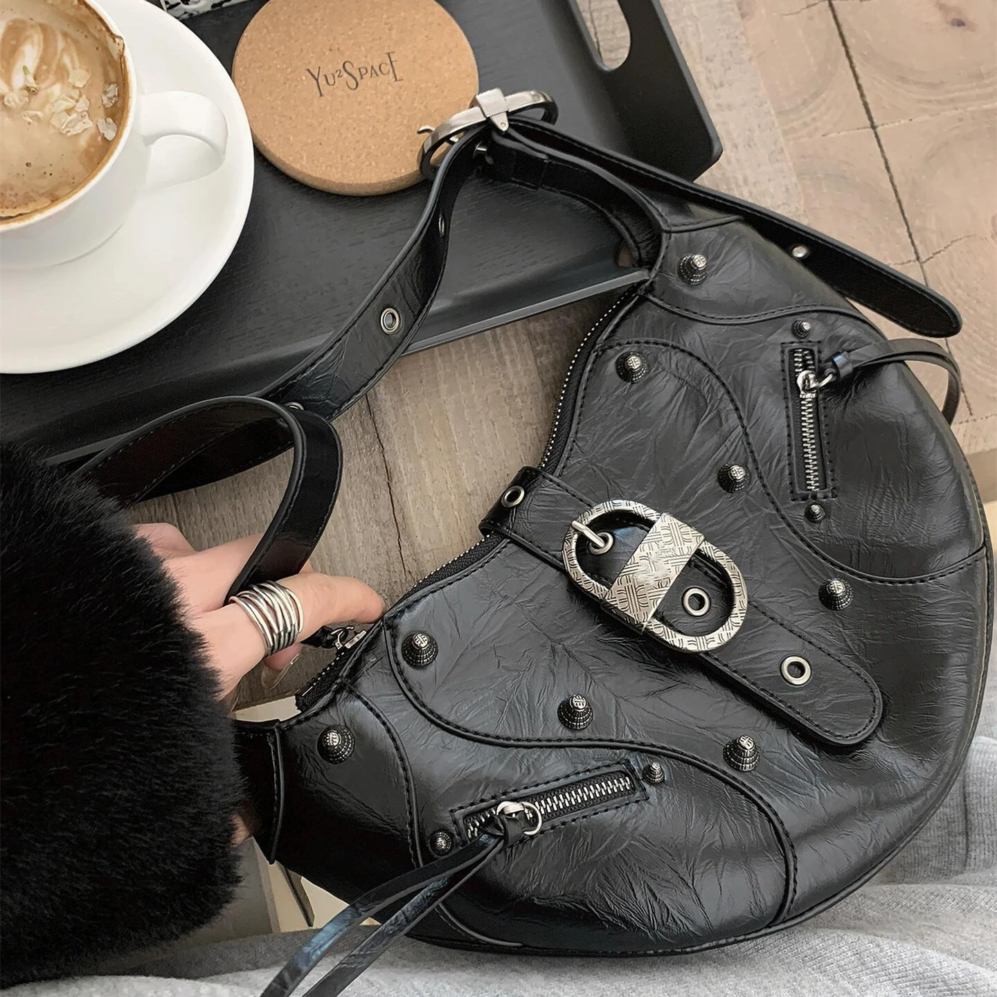 حقيبة كروس كرواسون من الجلد الشمعي من JW PEI - حقي...