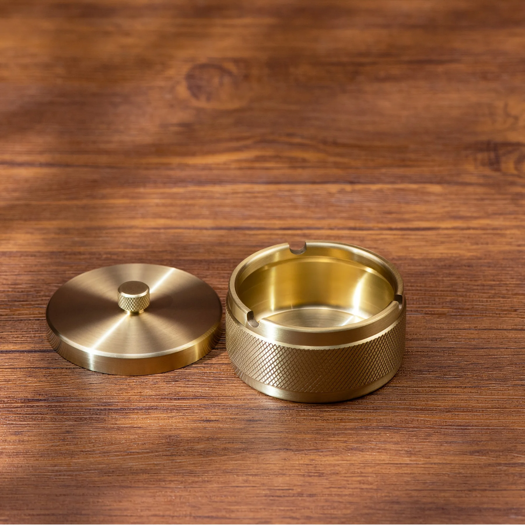Kreativer eleganter Messing-Aschenbecher im skandinavischen Stil mit Deckel, entspiegelt, traditionelles Design, Dekor, luxuriöses Büro-Auto-Aschenbecher-Zubehör – Detail 4