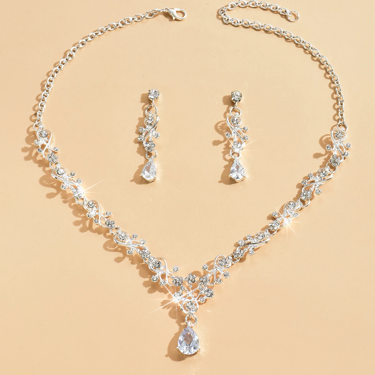 طقم إكسسوار ناعم بتفاصيل متدلية