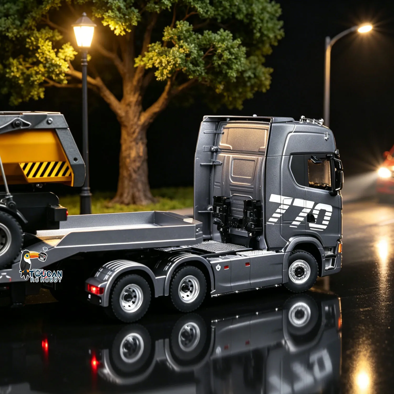 Camion tracteur HUINA 770S en action, phares LED allumés, sur fond neutre
