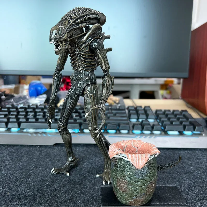 Genuine Neca Anormality Battle Iron Blood Warrior Anormalità Testa Piegata Uovo Modello Di Raccolta Action Figure Da 7 Pollici