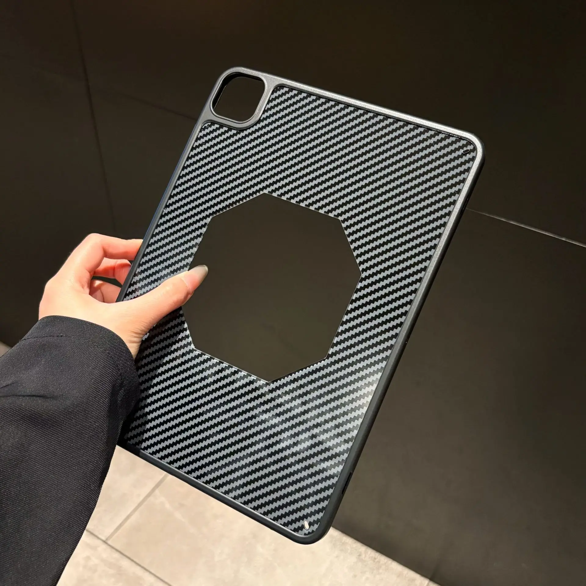 Carbon Fibre Hard Shell Case for Tablets - Sleek and Durable Protection