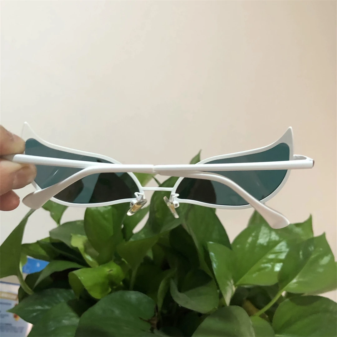Donquixote PVC Sonnenbrille Doflamingo Cosplay Brille Anime Cat Eye Sonnenbrille für Frauen Männer Lustiges Weihnachtsgeschenk Party Requisiten – Detail 4