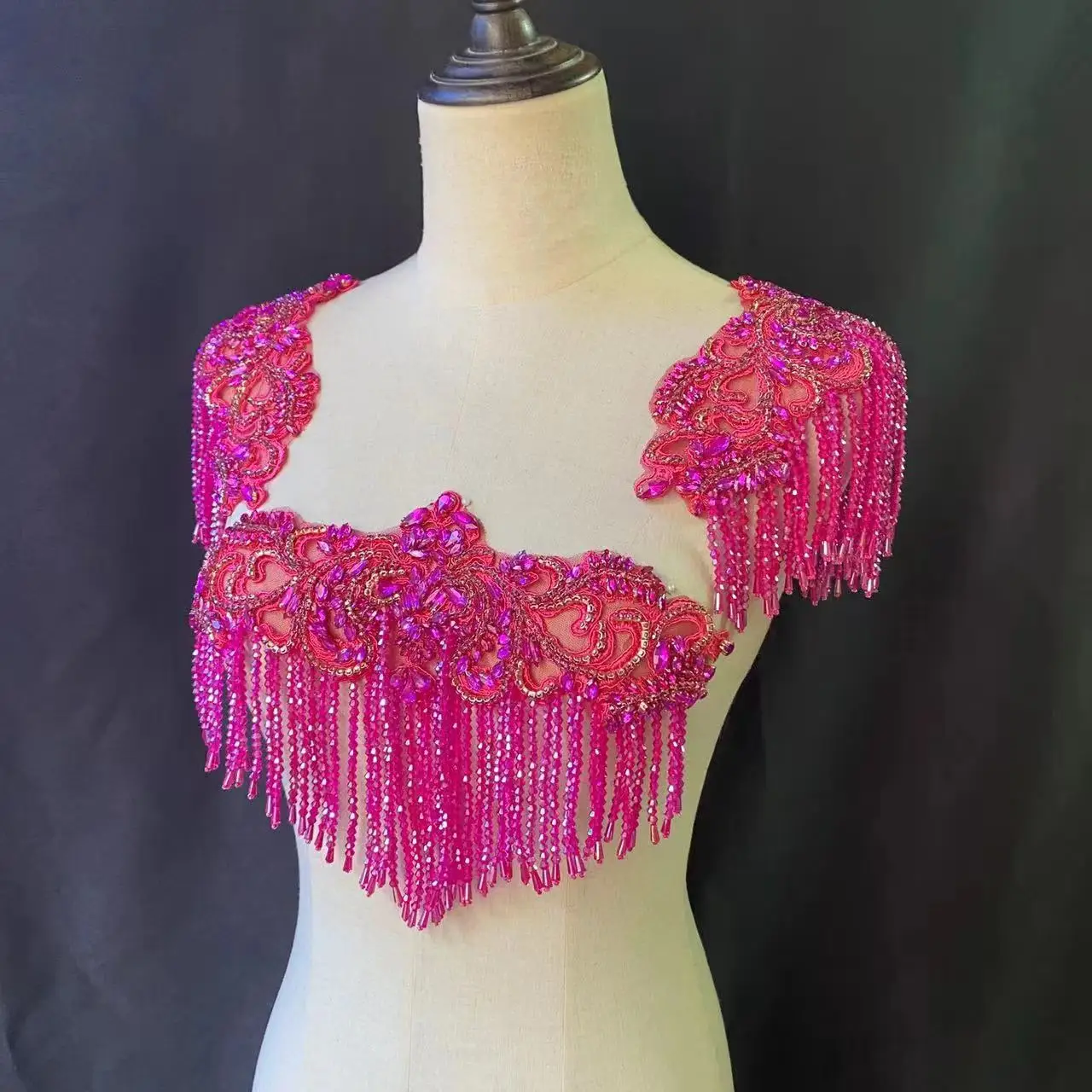 

Ярко-розовый лиф с бахромой и цепочками, аппликация, блестящая нашивка для вечернего платья, свадебная накидка, вырез с поясом, танцевальное искусство