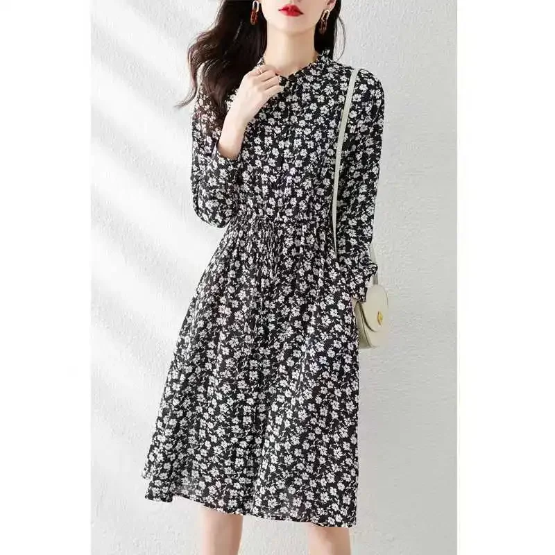 

Autumn outfit with a slim waist and floral floral long sleeved shirt and dress