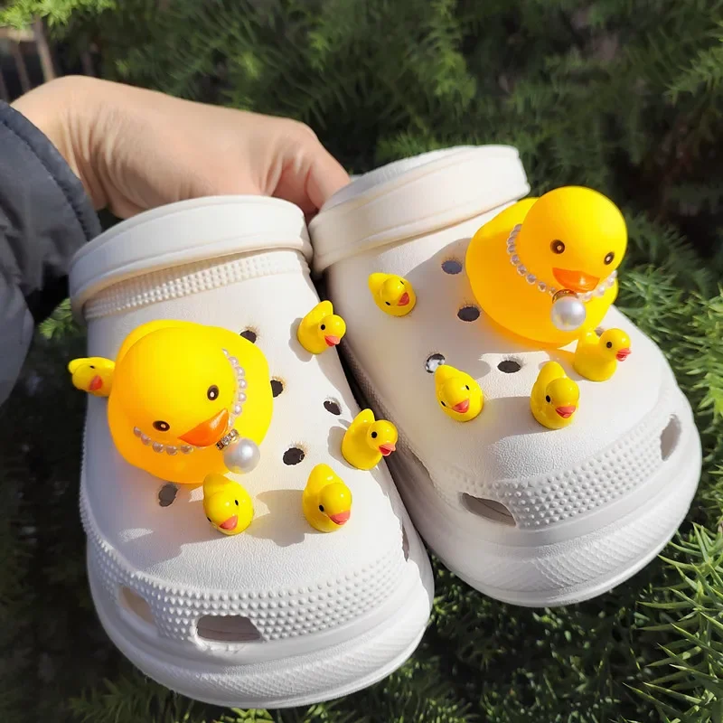 

Whole Set Hot Sale DIY Hole Shoes Charms for Little Yellow Duck Charms Designer Quality Garden Shoe Decoration Girl Gift NEW