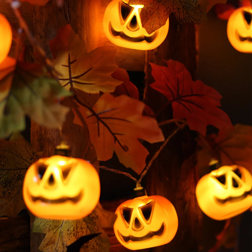 Рисунок 3 - Рождественская гирлянда из кленовых листьев и тыквы