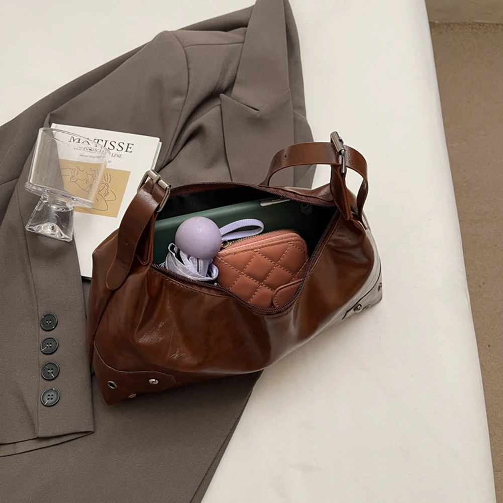 Women Retro Rivet Shoulder Bag PU Leather Vintage Casual Handbags Large Capacity Soft Leather Armpit Bag Ladies Work Bag