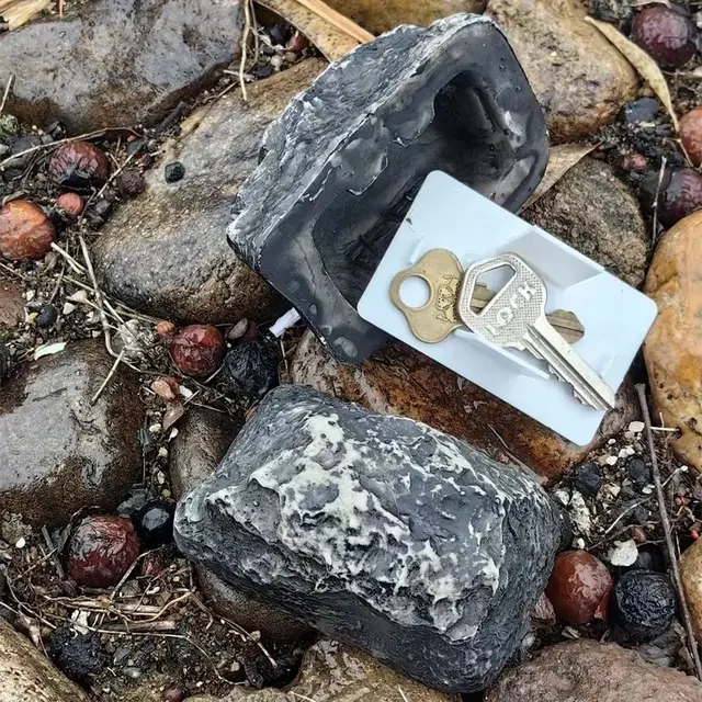 Creative Hide A Key Rock Reality Looking Simulation Stone Outdoor Garden Hidden Key Safe Storage Box For Home RV Spare Key Safe 2