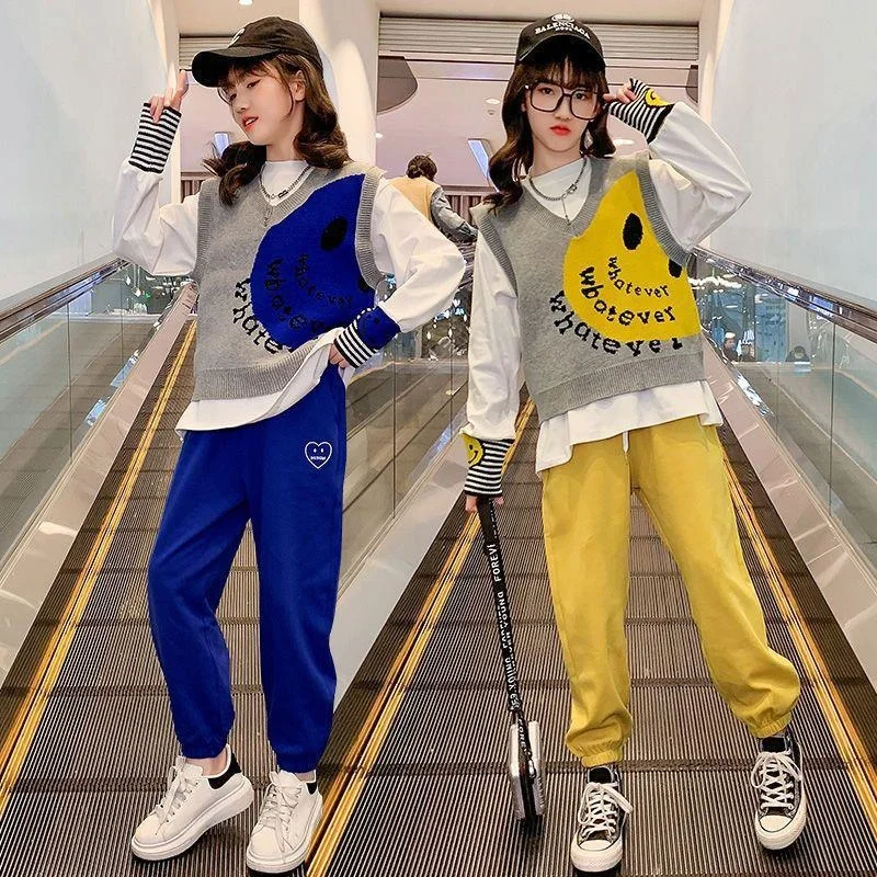 

Комплект одежды для девочек на весну, осень 2023, новый модный вязаный жилет + рубашка + штаны с мультяшными буквами, детская одежда из 3 предметов