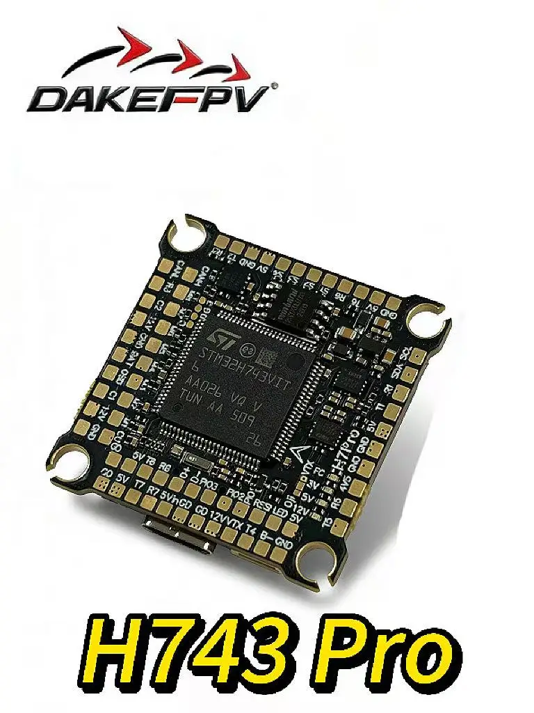 Contrôleur de vol pour drone de course FPV avec câbles de connexion et microcontrôleur visible, compatible BetaFlight INAV Ardupilot.