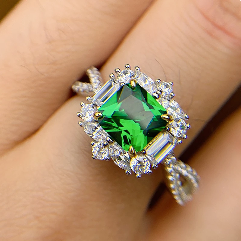 

Кольцо женское из серебра 925 пробы с искусственным зелёным камнем