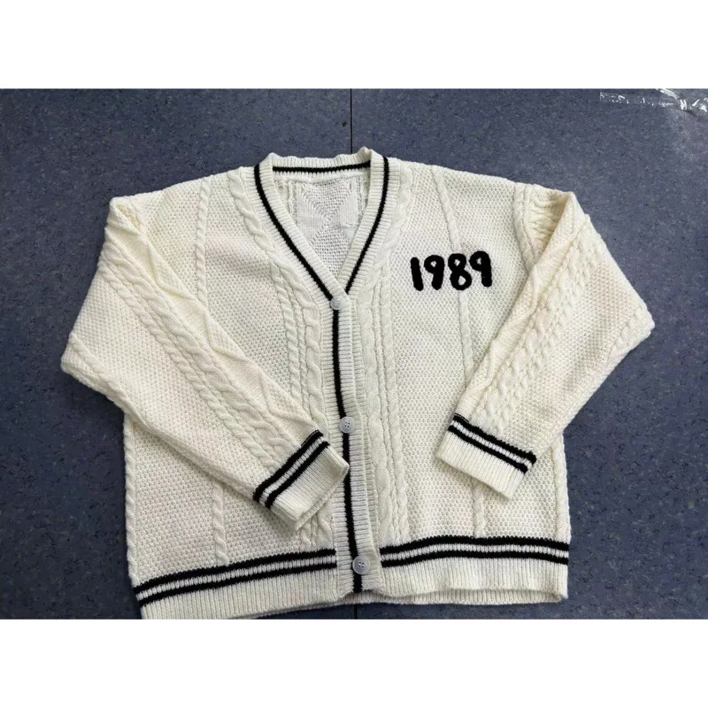 thumbnail image 1 of Cárdigan de punto con estampado de estrellas vintage para mujer, suéter Swift, abrigo de manga larga con botones, cárdigan Y2K de gran tamaño para mujer, 1 of 5