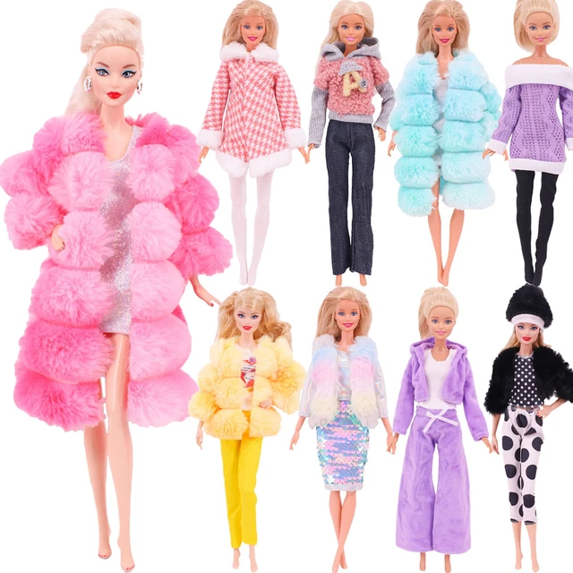 Poupée Barbie En Manteau De Fourrure Et Chaussures Sur Fond Rose