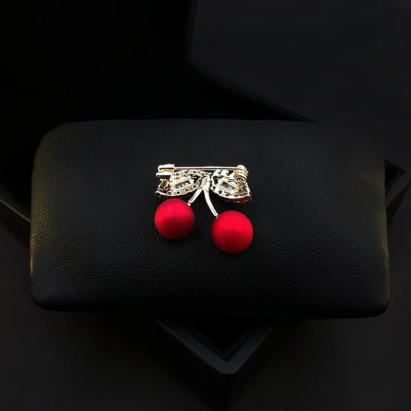 Exquisite Small Cherry Brooch High-End Women Red Fruit Neckline Pin Suit Sweater Accessories Rhinestone Jewelry Wedding Gifts