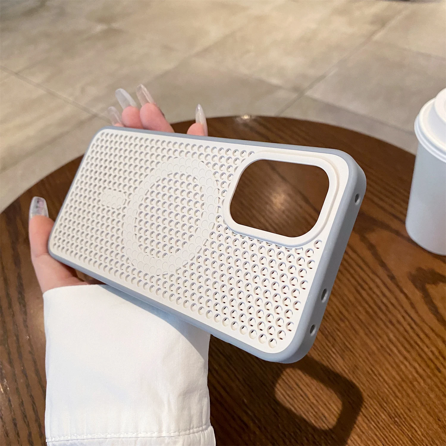 Ultra-Cooling Magnetic Mesh Case with Wireless Charging Compatibility
