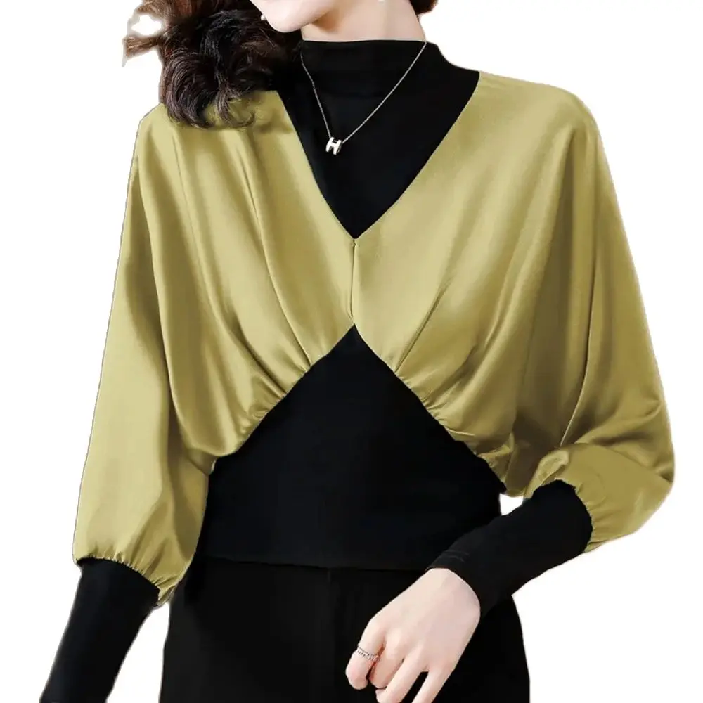 

Женская атласная блузка с рукавом «летучая мышь»