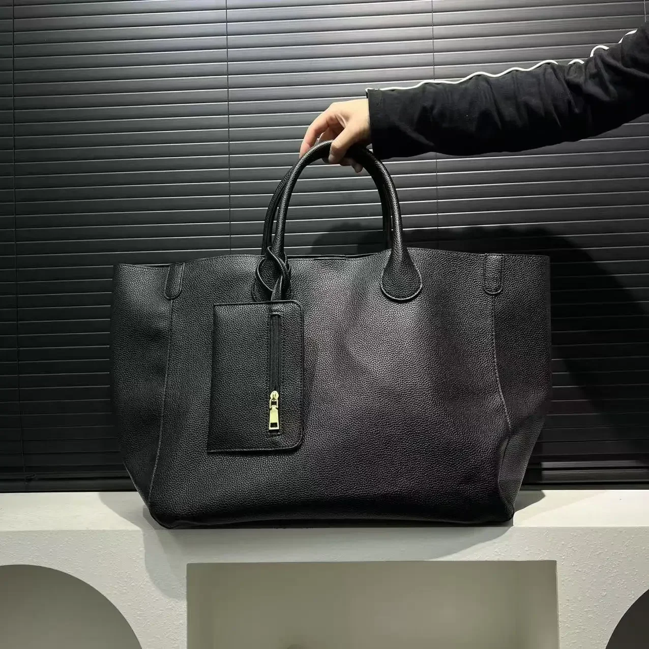 Women's Stylish Vegan Leather Oversized Handbag - Elegant and Spacious Shopping Tote