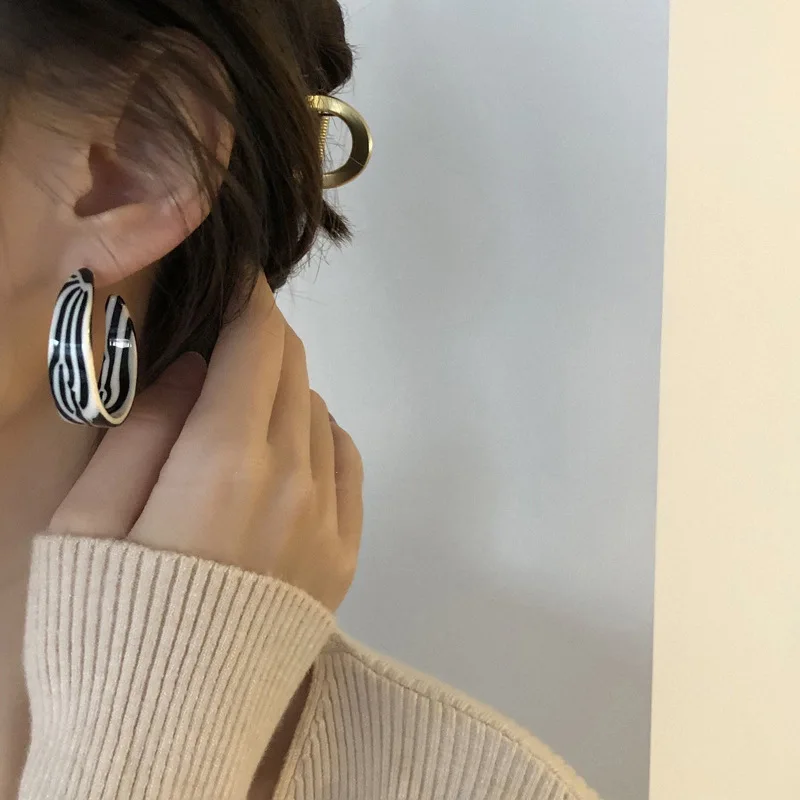 New Fashion Exaggerated Zebra Pattern Acrylic Earrings for Women Black White Sexy Zebra Teardrop Jewelry Gift