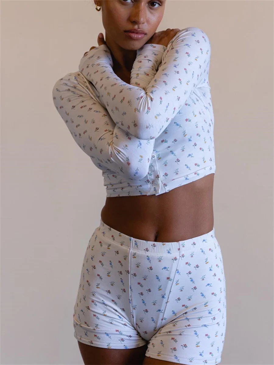 Conjunto de pijama Vintage para mujer, ropa de 2 piezas, Tops de manga corta con botones y pantalones cortos de cintura alta, estampado de flores,